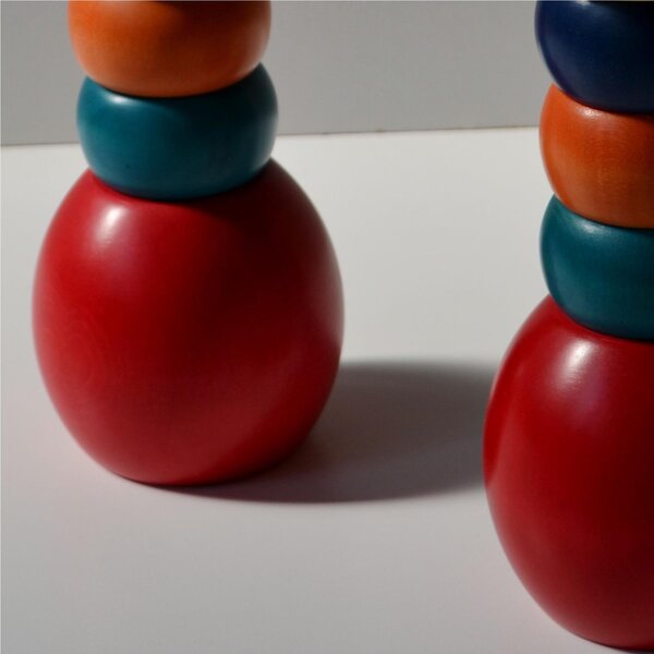 Macinapepe Spargisale in legno massello di Tiglio , pepe diam. 7xh21 cm- sale diam. 7xh17 cm base colore rosso