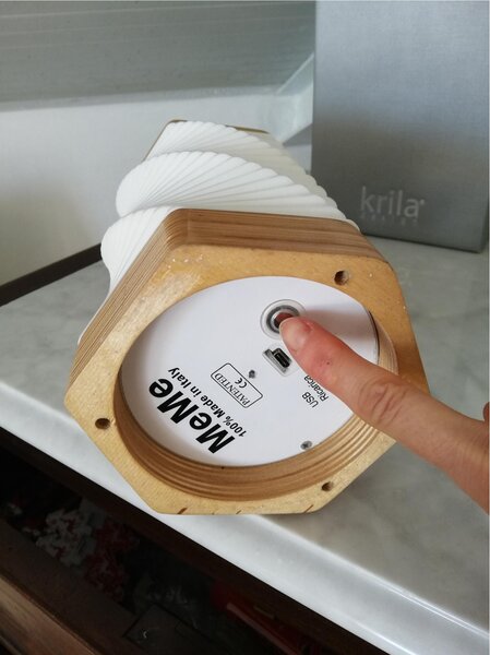 Lampada da tavolo ricaricabile a Batteria e portatile indoor outdoor, MEME , Dimensioni 14xh26 cm autonomia 5 ore fino a 15 ore