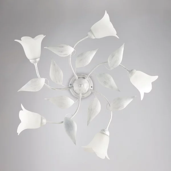 Plafoniera Olga in ferro laccato bianco con decorazione argento e vetri alabastro bianchi 5 luci , altezza 20 Cm, larghezza 70 Cm