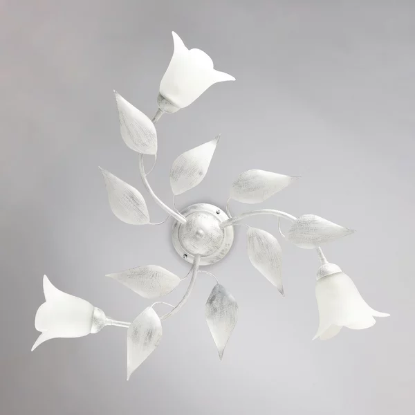 Plafoniera Olga in ferro laccato bianco con decorazione argento e vetri alabastro bianchi 3 luci , altezza 20 Cm, larghezza 67 Cm
