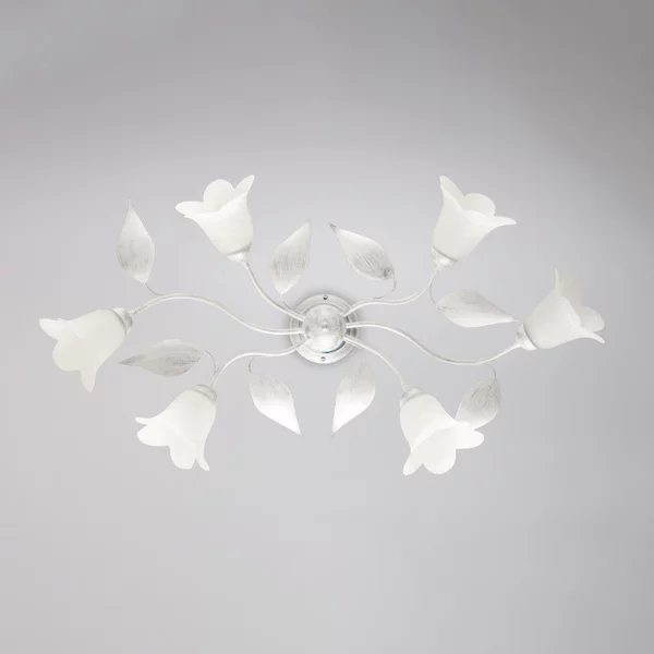 Plafoniera Olga in ferro laccato bianco con decorazione argento e vetri alabastro bianchi 6 luci , altezza 20 Cm, misure 95 X 52 Cm