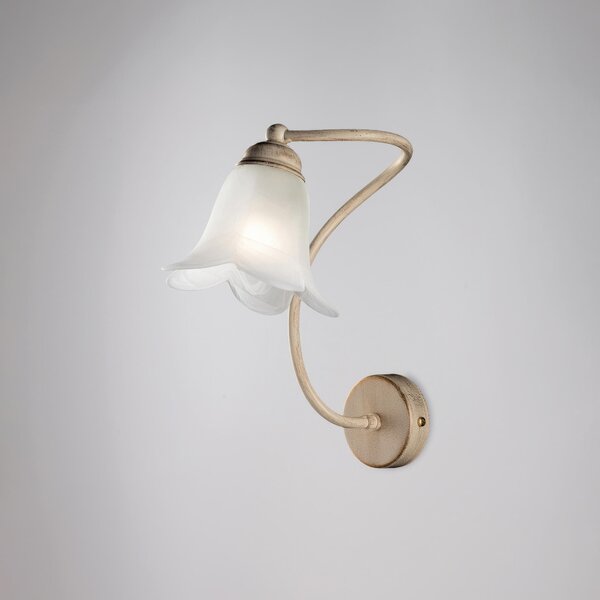 Applique Alice in ferro laccato avorio con decorazione oro chiaro e vetro alabastro bianco 1 luce, altezza 30 Cm, larghezza 26 Cm