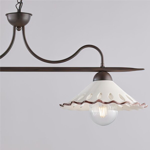 Lampadario in ferro laccato nero e decorazione effetto ruggine A 2 luci MOD OSTERIA Dimensioni 83x30xh 36 cm allungabile fino a 96 con diffusori in ceramica diametro 30 bianco e marrone