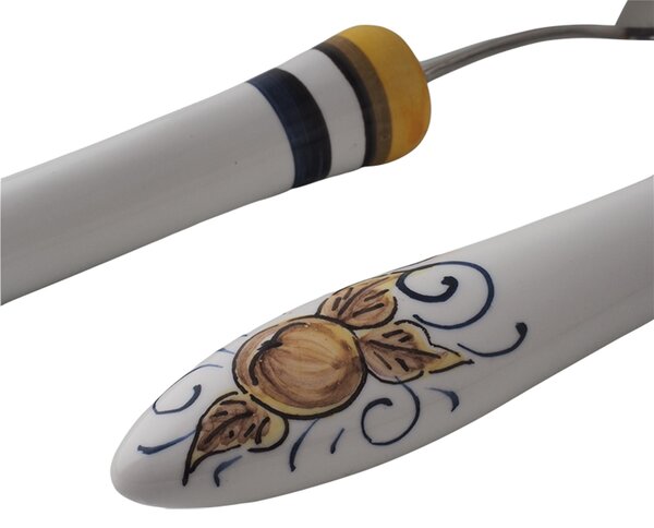 Coppia insalata con manico in Ceramica bianca dipinta a mano PESARO lunghezza 27 cm Il manico � decorato con miniature di frutta in toni di bruno e riccioli di blu antico