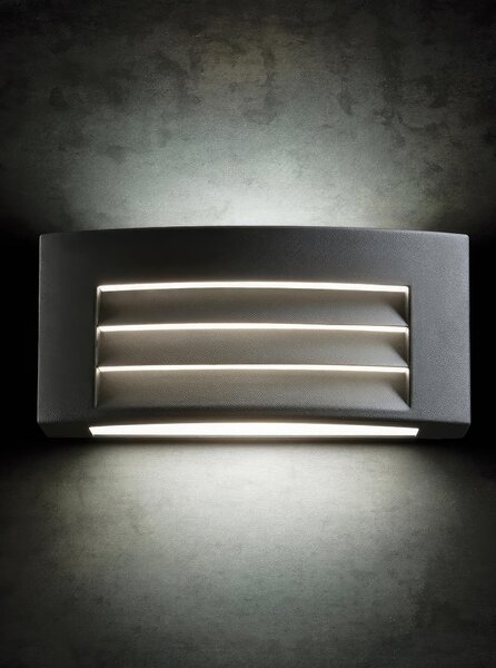 Applique con struttura in pressofusione di alluminio, TOSCA, Diffusore in termoplastico opalino 29x12,9xh 11,3 cm Altezza max lampada 180mm colore nero