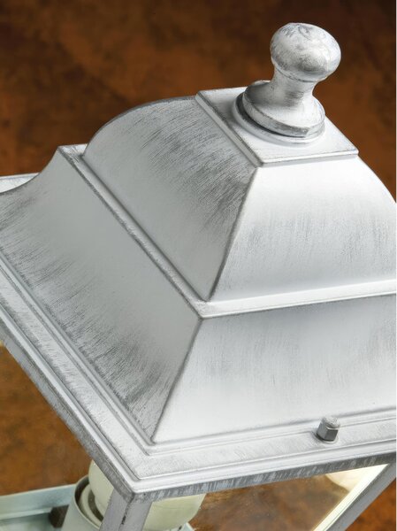 Palo in pressofusione di alluminio OLD PALETTO E27 Dimensioni 18x18x h 121 cm Diffusori in vetro trasparente colore BIANCOARGENTO