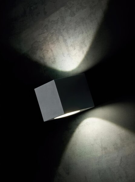 Applique in alluminio pressofuso LULA APPLIQUE MONO Dimensioni 9x9xh 10,7 Diffusore in vetro trasparente 6W LED 3000K colore GRAFITE
