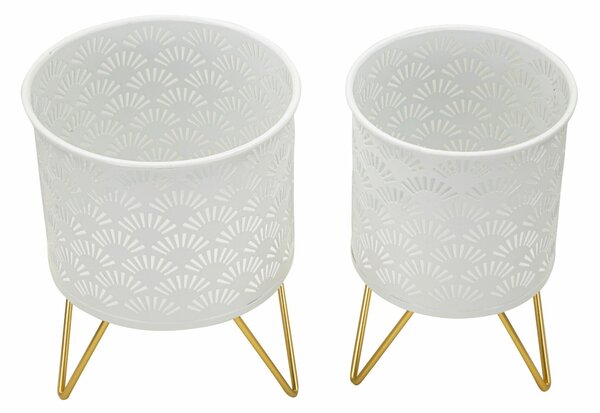 Coppia di portavasi in metallo bianco con intagli geometrici regolari Dimensioni � 16x h 20 � 13x h20 cm elegantemente decorati colore bianco