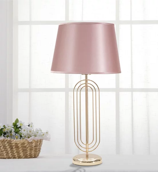 Lampada da tavolo in stile glam in metallo Dorato KRISTA Dimensioni � 33xh 64 cm in metallo decori metallici concentrici paralume in tessuto Rosa