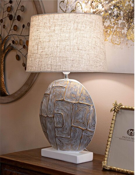 Lampada da tavolo, in resina con eleganti decorazioni geometriche in rilievo TOWER Dimensioni 38xh 64 cm in resina e paralume in tessuto beige