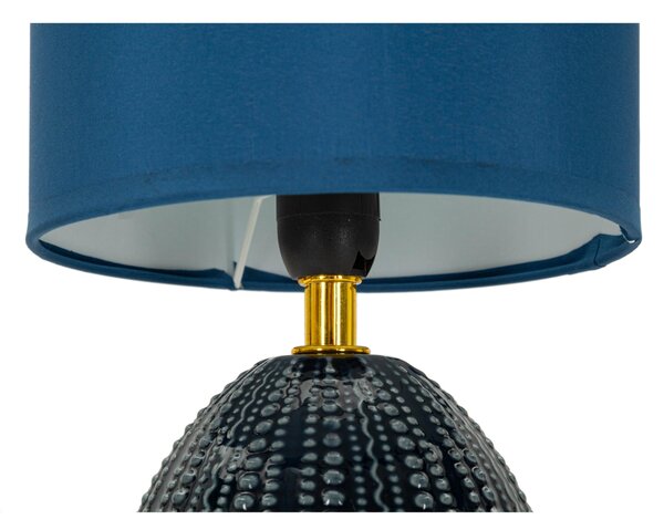 Lampada da comodino elegante con base blu e decorazioni in rilievo irregolari FLAVI BLUE Dimensioni � 15x h 30,5 cm Lampada E-27 Attacco con filo FILO paralume colore blu