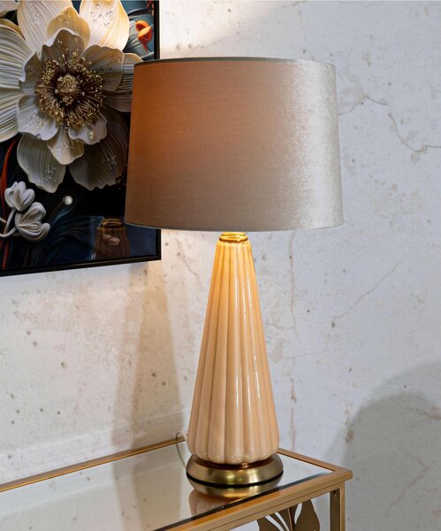 La Lampada da Tavolo PERLY incarna eleganza e raffinatezza Dimensioni �36,5x h 68,5 cm Lampada E-27 Attacco base dal dettagli dorati