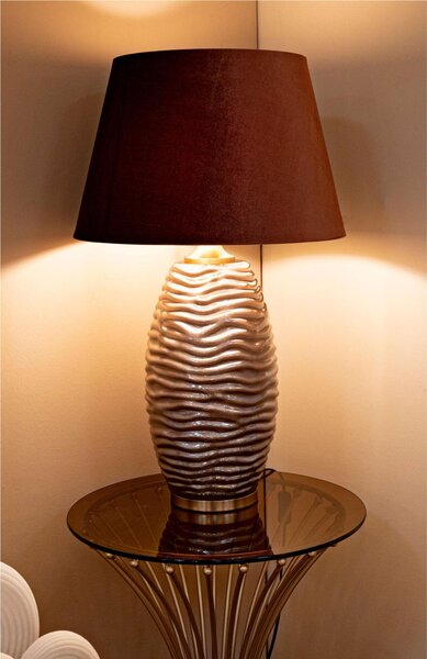 La Lampada da Tavolo PRAGA � un'elegante fusione di stile classico e moderno Dimensioni �45x h 79 cm Lampada E-27 base sferica in vetro