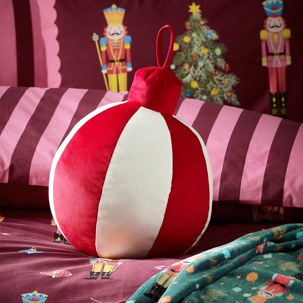 Cuscino decorativo in plush a tema natalizio 25x30 cm Christmas Bauble – Catherine Lansfield