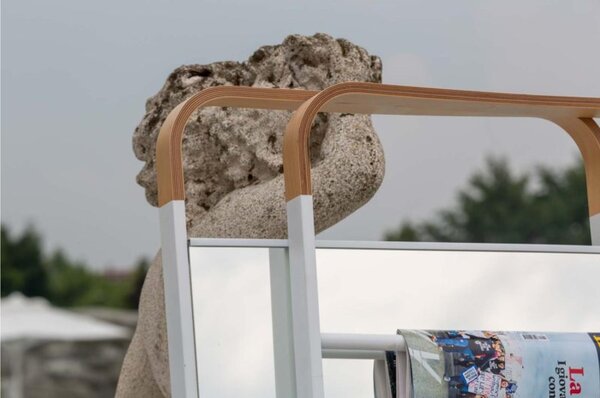 Scala porta salviette in metallo satinato e legno curvato con supporti di appoggio orientabili Dimensioni 50x4x h 170 cm Oslo Stair BIANCA
