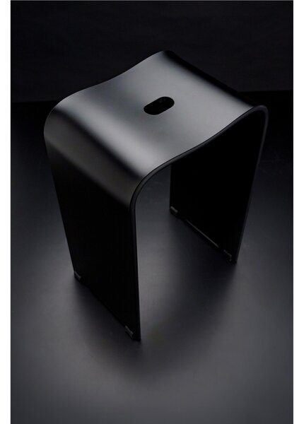 Sgabello in Cristallo Acrilico con maniglia e seduta ergonomica Ghost Dimensioni 33x27,5 x h48 cm Uno sgabello superleggero ergonomico colore nero