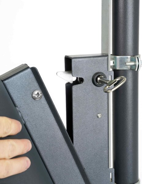 Cestino nero inclinabile con base tassellabile x fissaggio a terra e copertura dimensioni 31x47x h121 cm finitura nero opaco