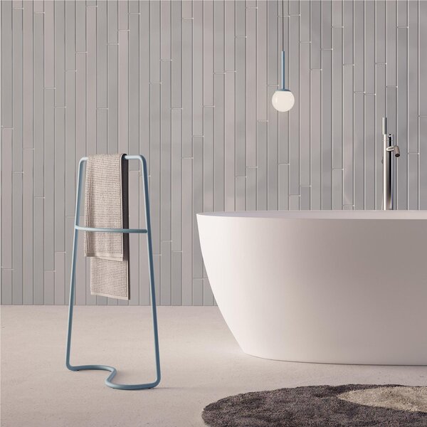 Portasalviette free standing Laccato ONDA dimensioni 44x15x h 80 cm base a ESSE in ottone finitura colorata Pastel blue RAL5024