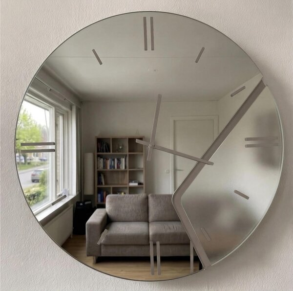Orologio Da Muro 60 cm UTOPIA Struttura, a specchio e mezzaluna in cristallo satinato Bianco Diametro 60 cm lancette in metallo numeri e lancette colore nero tortora pastello