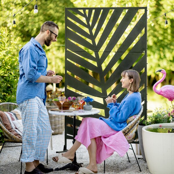 Outsunny Pannello Privacy Esterno in Metallo, 122 x 198 cm, Divisorio Decorativo con Supporto e Viti di Espansione, Pannello Autoportante per Giardino, Terrazza, Piscina, Foglia di Banana | Aosom Italy