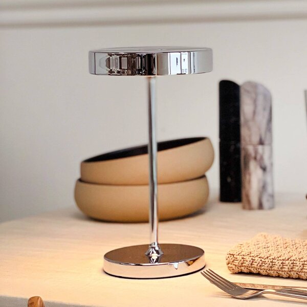 Dyberg Larsen Lampada da tavolo a LED Starlight, dimmerabile, Cromo / Argento, Soggiorno / Sala da pranzo, Metallo, Scandinavo, Lampada da tavolo LED