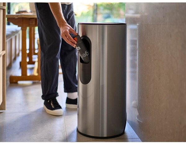 Cestino per la spazzatura color argento lucido in acciaio inox con pedale 30 l Arc – Joseph Joseph