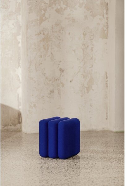 Poggiapiedi blu con rivestimento in lana Radd – noo.ma