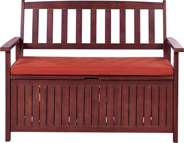 Panca da giardino BELIANI, color mogano, in legno di acacia, 120 cm, con cuscino rosso, braccioli e spazio contenitivo. Stile moderno e rustico, ideale per giardino, terrazza o veranda. Adatta per uso esterno