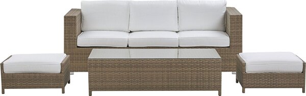 BELIANI Set di divani da giardino in rattan artificiale marrone 3 posti con tavolo 2 sgabelli cuscini bianchi terrazza giardino