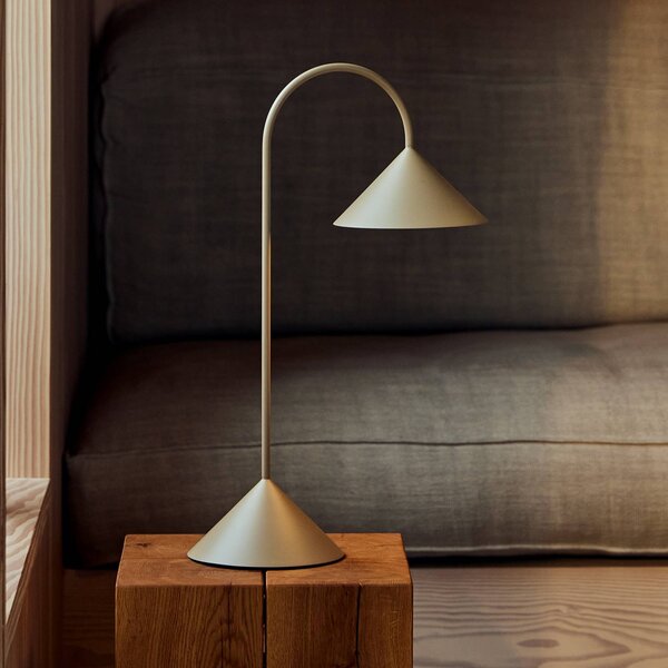 FRANDSEN Lampada da tavolo LED ricaricabile Grasp, grigio sabbia, altezza 47 cm dimmerabile, Alluminio / Grigio / Zincato, Metallo, Design