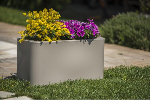 Vaso, in polietilene Modello BLOG Dimensioni 35x70xh35 cm ideale x l'esterno si pu� piantumare direttamente al suo interno dotato di foro di scolo colore TORTORA