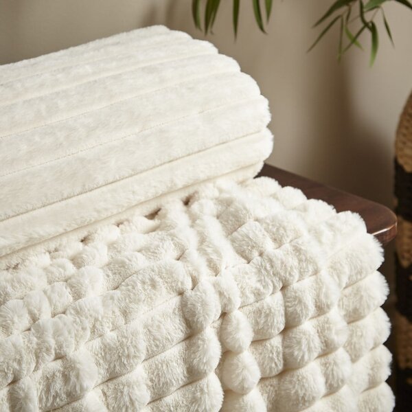 Coperta color crema in micropile 130x170 cm Cosy Ribbed – Catherine Lansfield