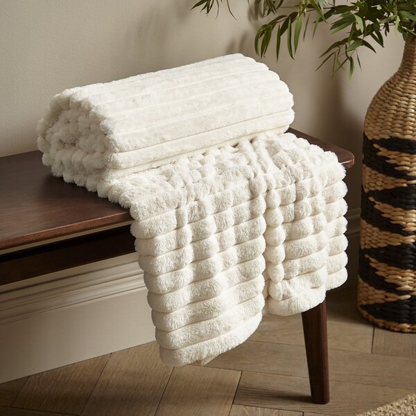 Coperta color crema in micropile 130x170 cm Cosy Ribbed – Catherine Lansfield