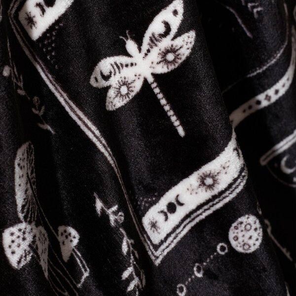 Coperta nera in micropile a tema Halloween 130x170 cm Enchanted Witchcraft – Catherine Lansfield