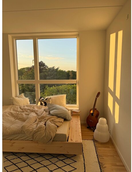Letto matrimoniale di colore naturale in pino massiccio con rete inclusa 160x200 cm Merge – Karup Design