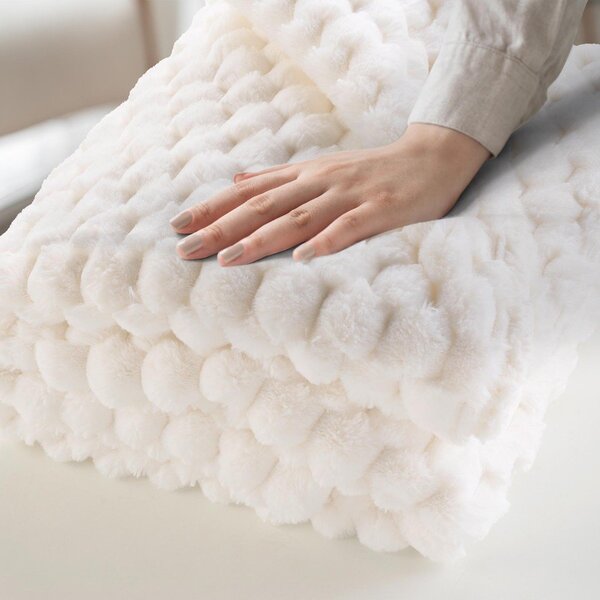 Coperta color crema in micropile 220x240 cm Frosty – douceur d'intérieur