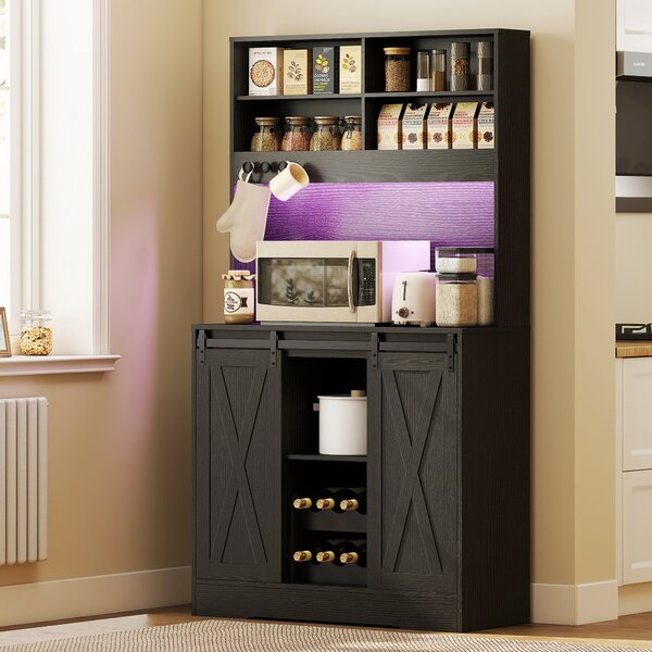 HOMCOM Credenza da Cucina Alta Stile Rustico con 2 Armadietti, Portabottiglie, Prese di Ricarica e Luci LED, Nero | Aosom Italy