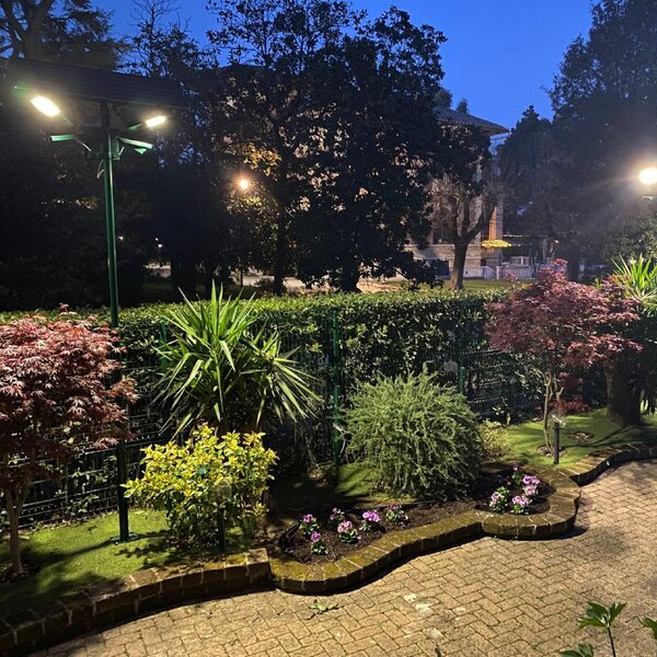 Faro Solare Led Potente Professionale 2480 Lumen con Illuminazione Programmabile