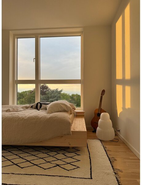 Letto matrimoniale di colore naturale in pino massiccio con rete inclusa 160x200 cm Merge – Karup Design
