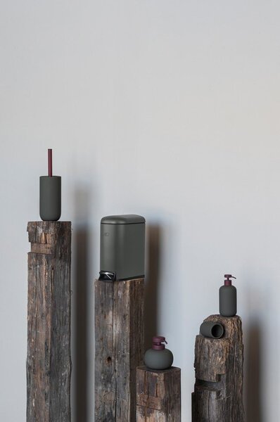 Scopino WC verde scuro in ceramica Lotus Play – Mette Ditmer Denmark