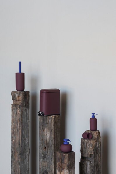 Scopino WC viola scuro in ceramica Lotus Play – Mette Ditmer Denmark