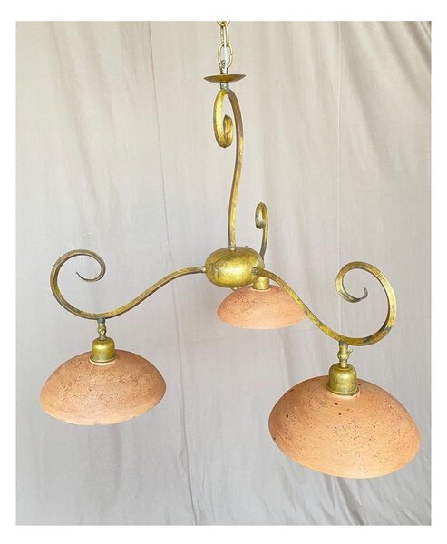 ETRUSCA LAMPADARIO 3 LUCI IN OTTONE INVECCHIATO E PIATTI IN TERRACOTTA MADE IN ITALY