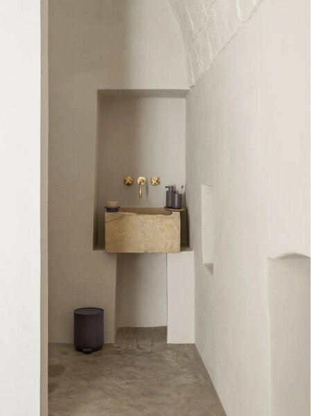 Portaspazzolino grigio in poliresina Kua – Blomus