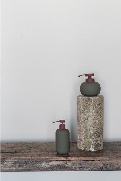 Dispenser per sapone verde scuro in ceramica 120 ml Lotus Play – Mette Ditmer Denmark
