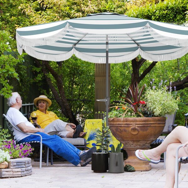 Outsunny Ombrellone da giardino 2,7 m, inclinabile UPF 30+ con manovella, 8 stecche, Azzurro chiaro e bianco | Aosom Italy