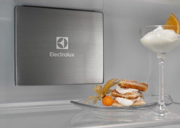 Electrolux Frigorifero da Incasso Combinato Capacit 376 Litri Classe energetica E Raffreddamento No Frost colore Bianco - KNP7TE75S Serie 700 Gree
