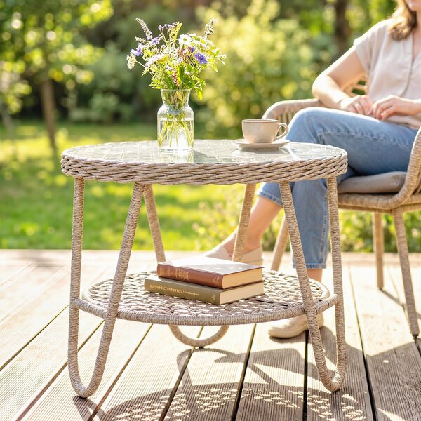 Outsunny Tavolino in Rattan PE a 2 Piani, Tavolino da Caffè con Ripiano Vetro e Piedini Regolabili, 65x65x50 cm, Giallo | Aosom Italy