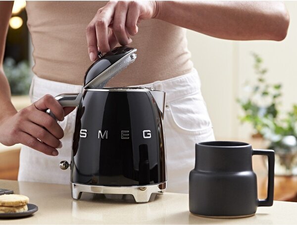 Bollitore nero in acciaio inox 800 ml Retro Style - SMEG