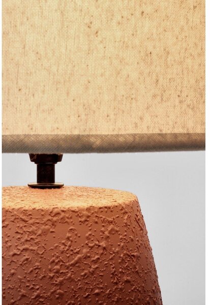 Lampada da tavolo color terracotta in ceramica con paralume in tessuto (altezza totale 41,5 cm) Irvin – Yes Everyday