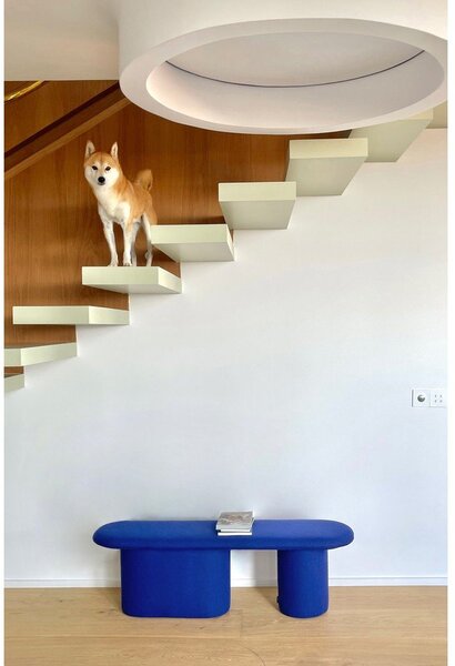 Panchina blu in imbottito con rivestimento in lana Rull – noo.ma